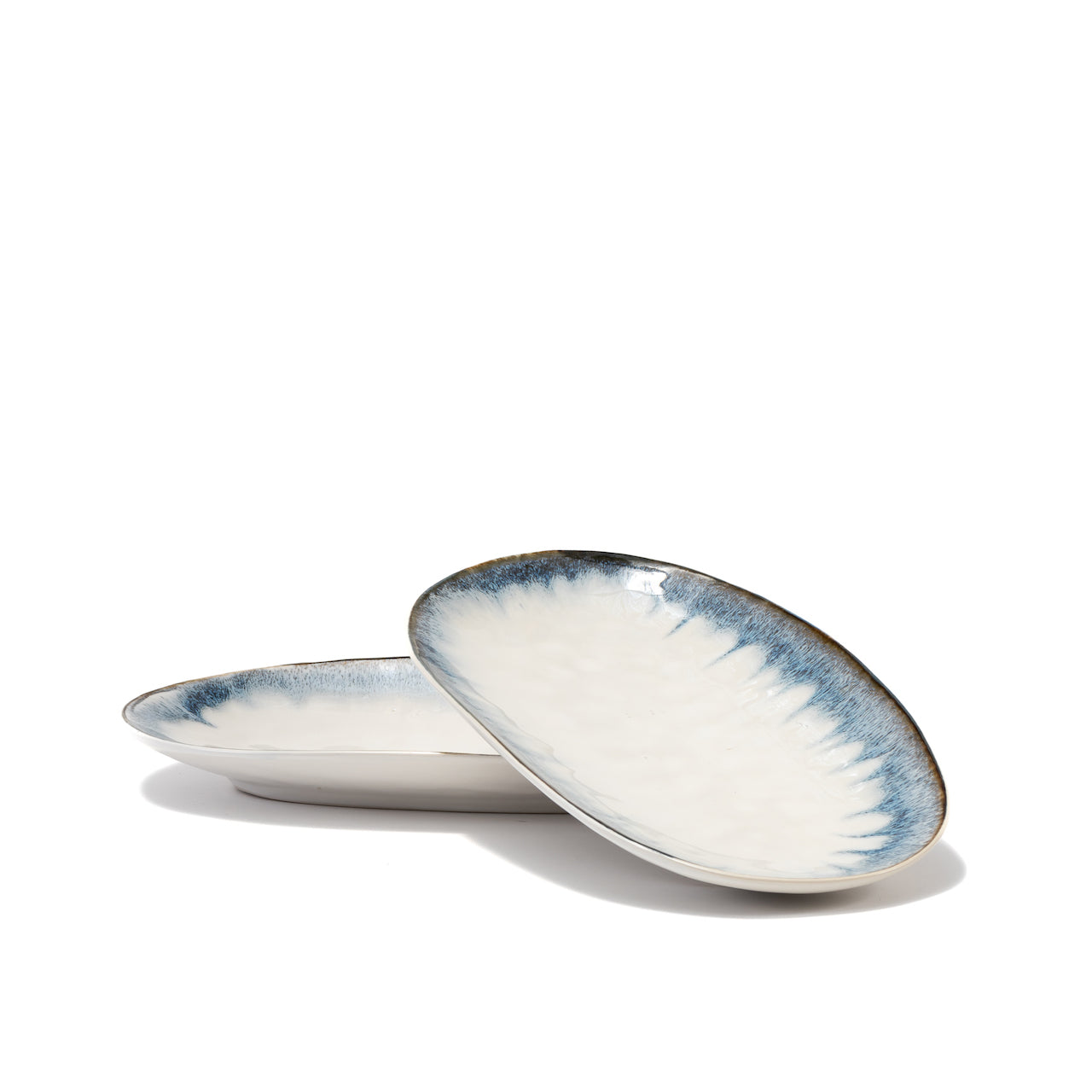 Fuente Ovalada Blanca con Bordes Celeste - Estilo Fresco y Funcional