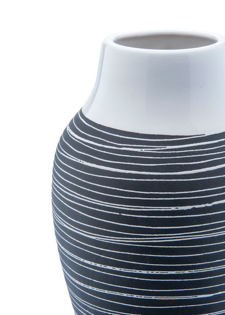 VASIJA NEGRA CON LINEAS BLANCAS 17D X 28H CM