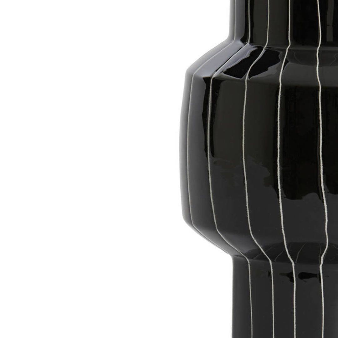 Adorno Negro Brillo con Líneas Blancas | Elegante y Sofisticado