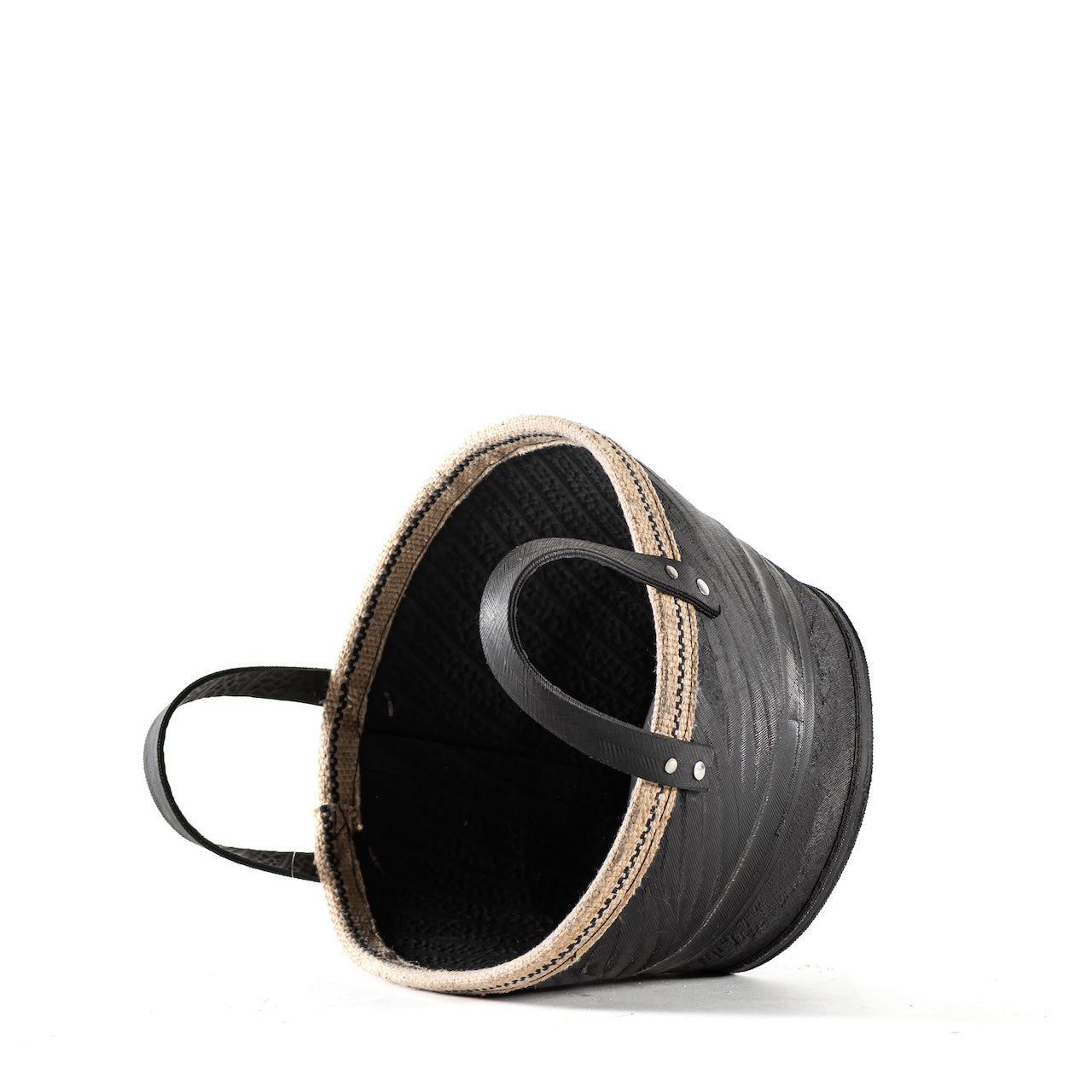 CANASTO HECHO DE NEUMATICO NEGRO / 35.5D X 20H CM