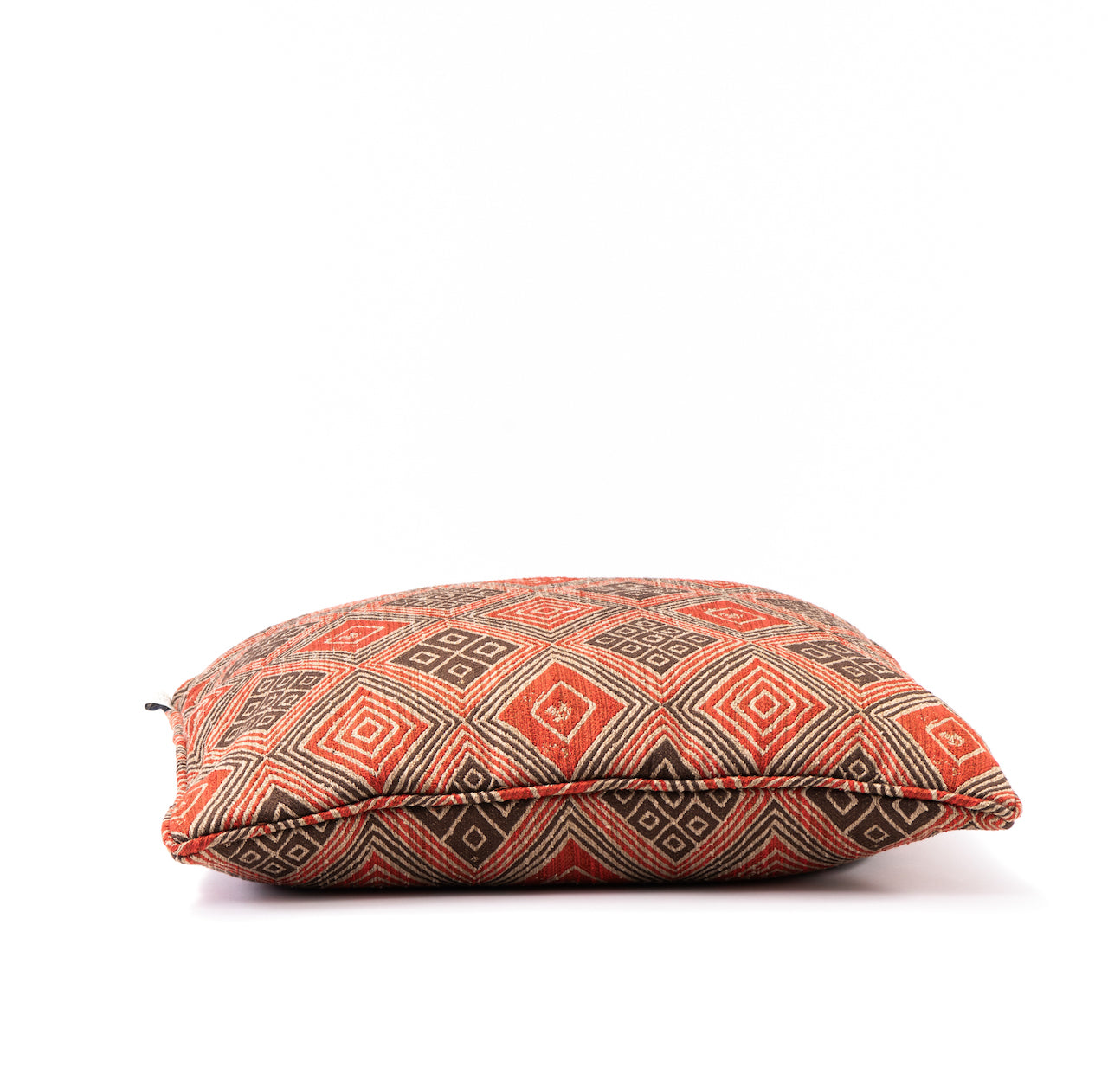 COJIN TAPIZROJO CON CAFÉ Y FIGURAS VIVO MISMA TELA 60 X 60 CM