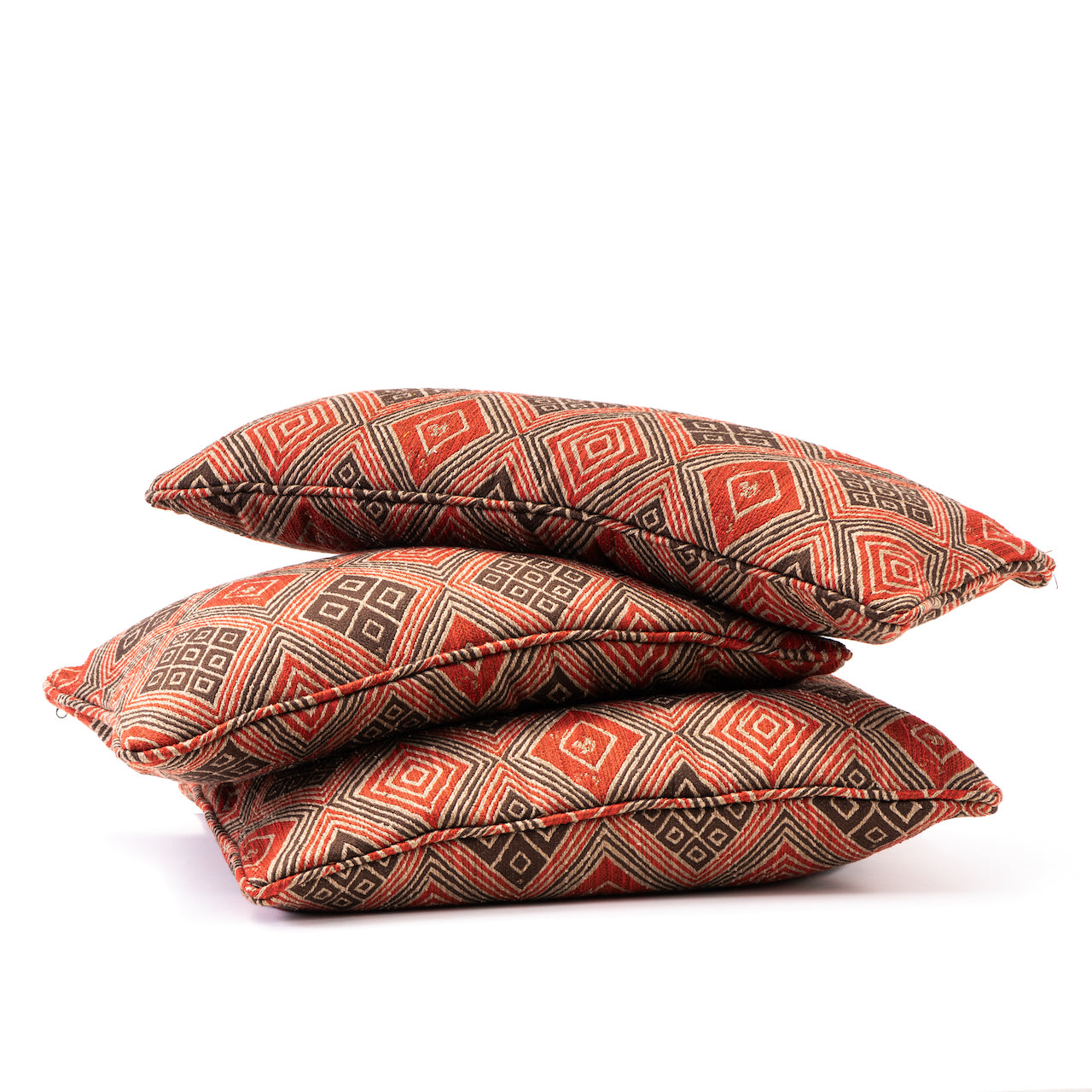 COJIN TAPIZROJO CON CAFÉ Y FIGURAS VIVO MISMA TELA 60 X 60 CM