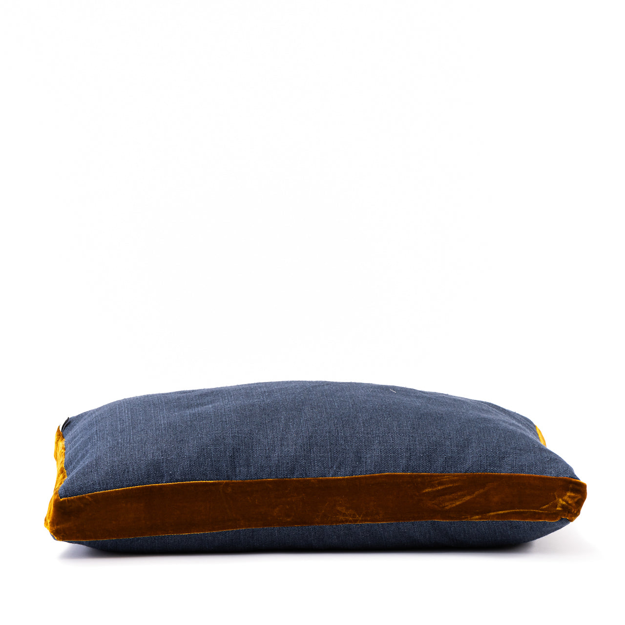 COJIN LINO AZUL CON FAJA TERCIOPELO OCRE 60 X 40 CM
