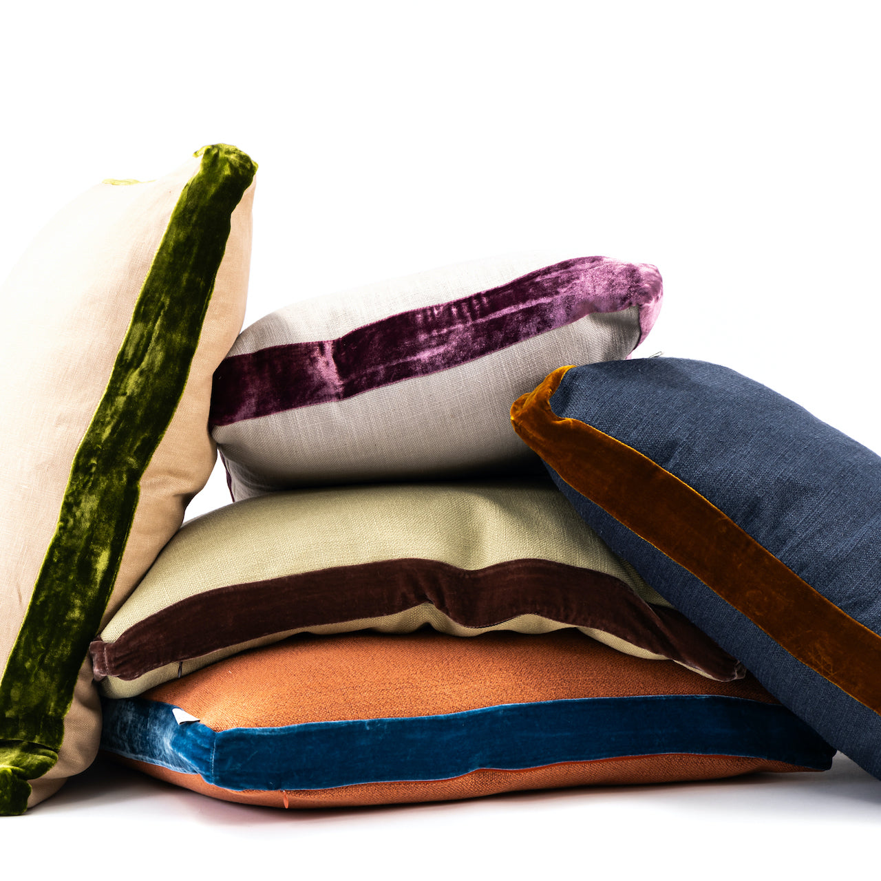 COJIN LINO BARQUILLO CON FAJA TERCIOPELO VERDE 60 X 40 CM