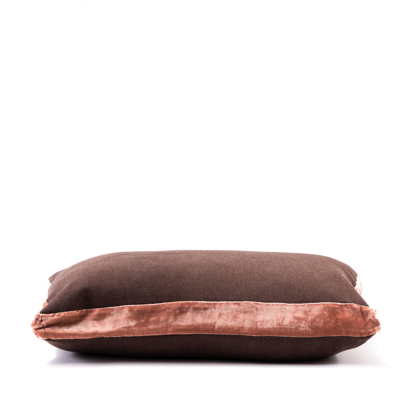 COJIN LINO CHOCOLATE CON FAJA TERCIOPELO ROSADO 60 X 40 CM