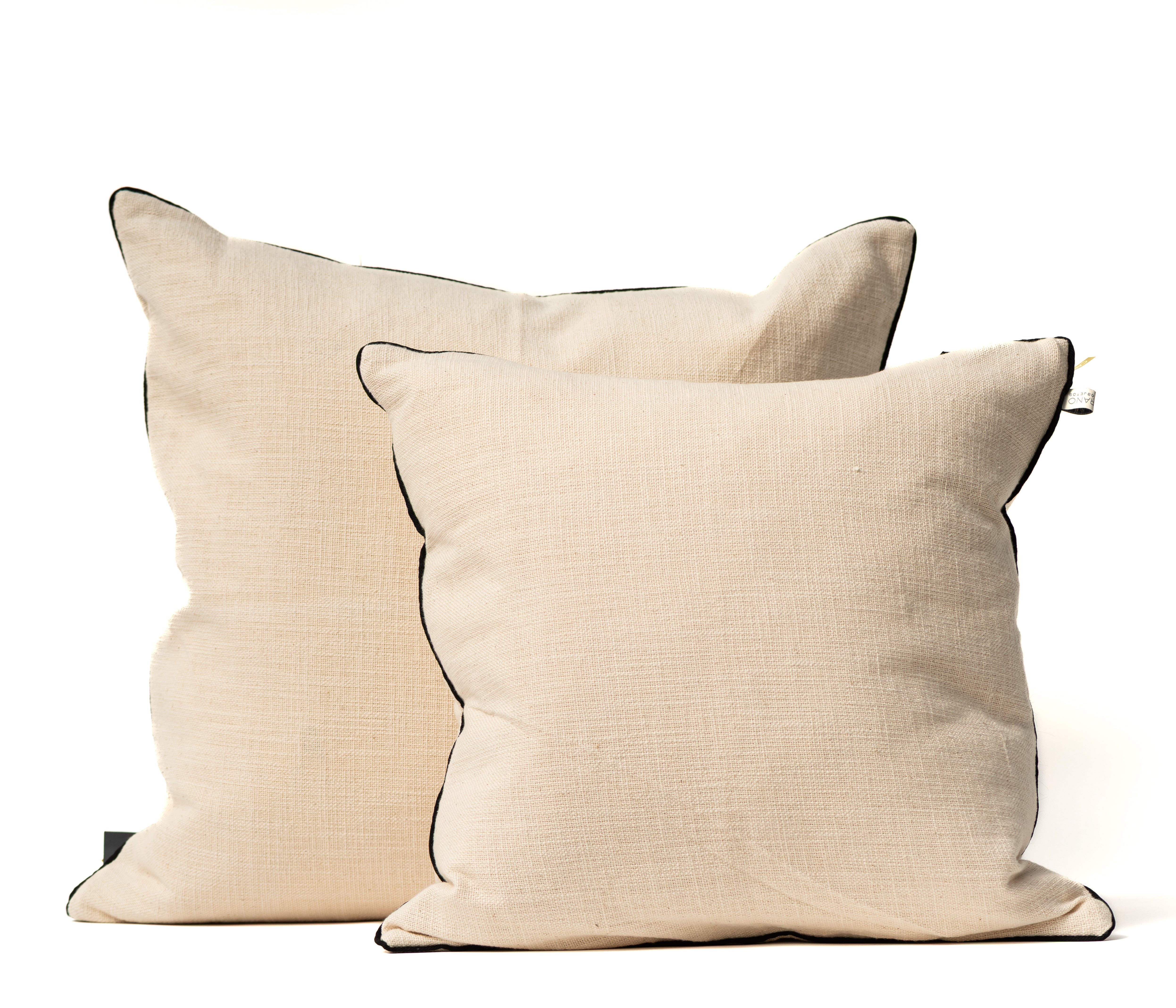 COJÍN LINO CREMA VIVO NEGRO / 60 X 60 CM