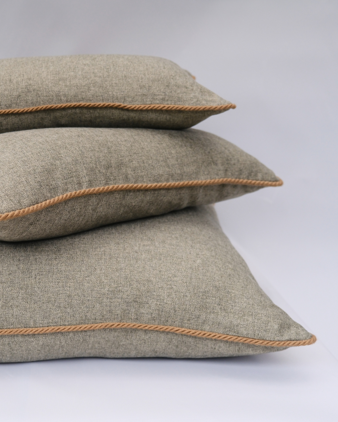 COJIN LANA ESPIGA VERDE CON VIVO CAFÉ / 50 X 50 CM