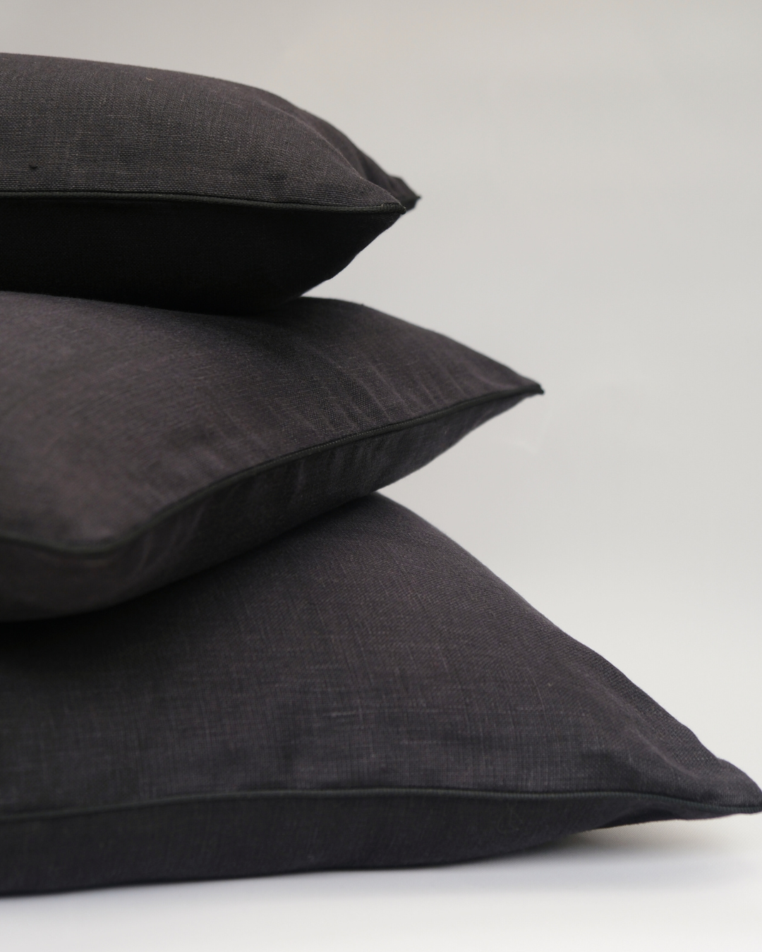 COJIN LINO NEGRO CON VIVO NEGRO / 60 X 60 CM