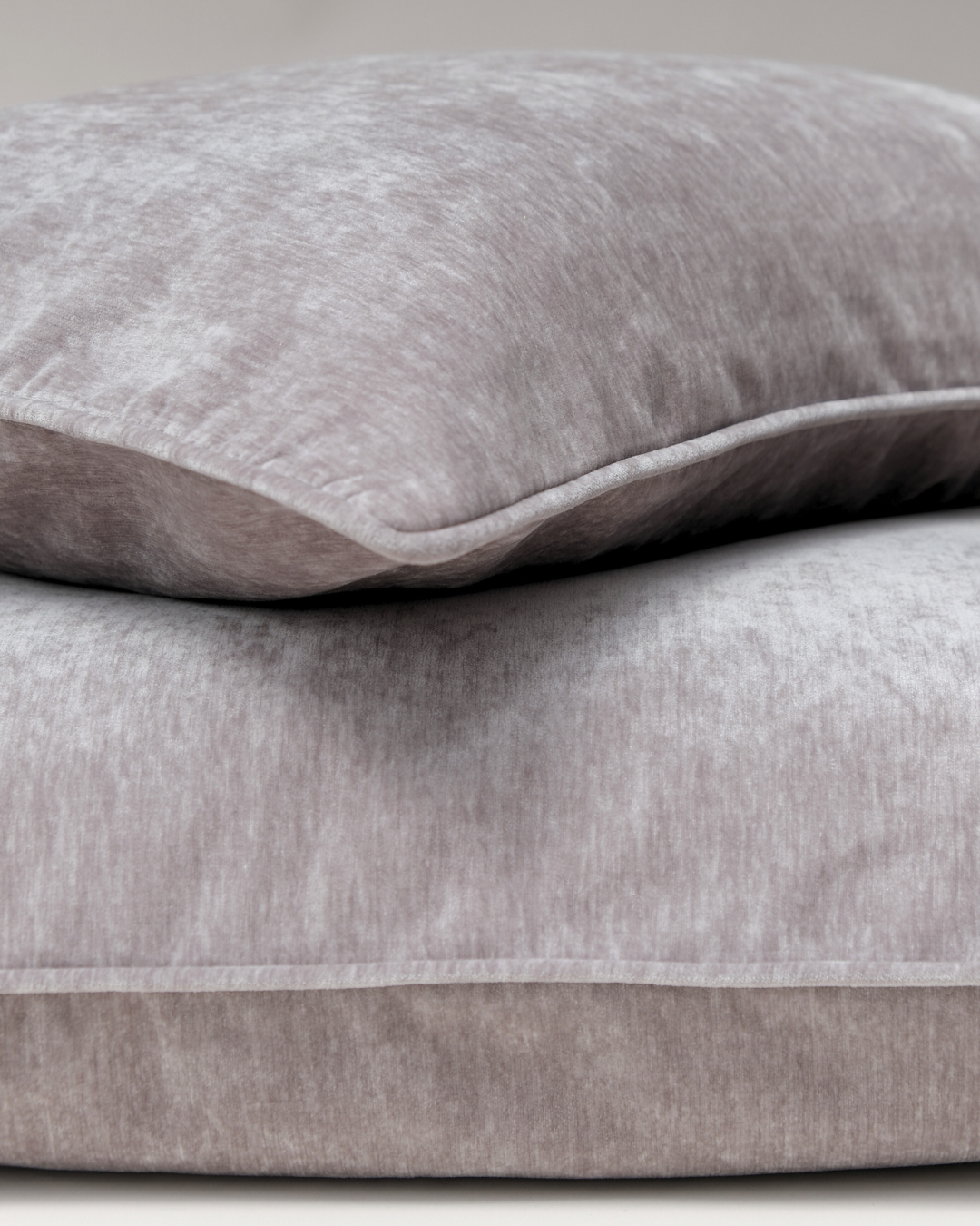 COJIN TERCIOPELO GRIS CLARO CON VIVO MISMA TELA / 60 X 40 CM