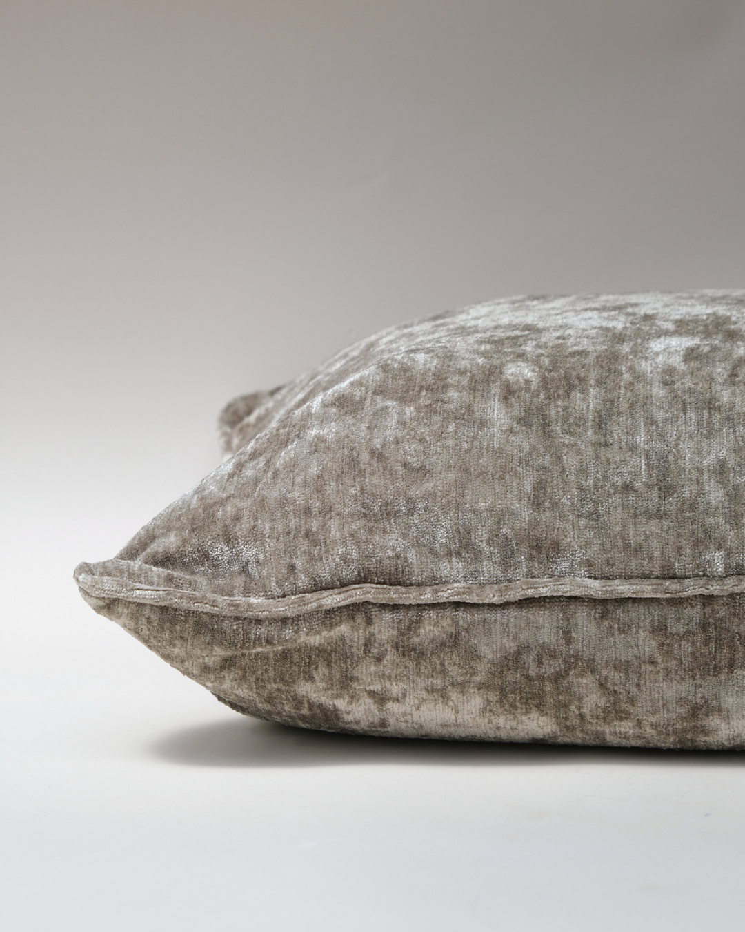 COJIN TERCIOPELO GRIS JASPEADO CON VIVO MISMA TELA / 60 X 60 CM