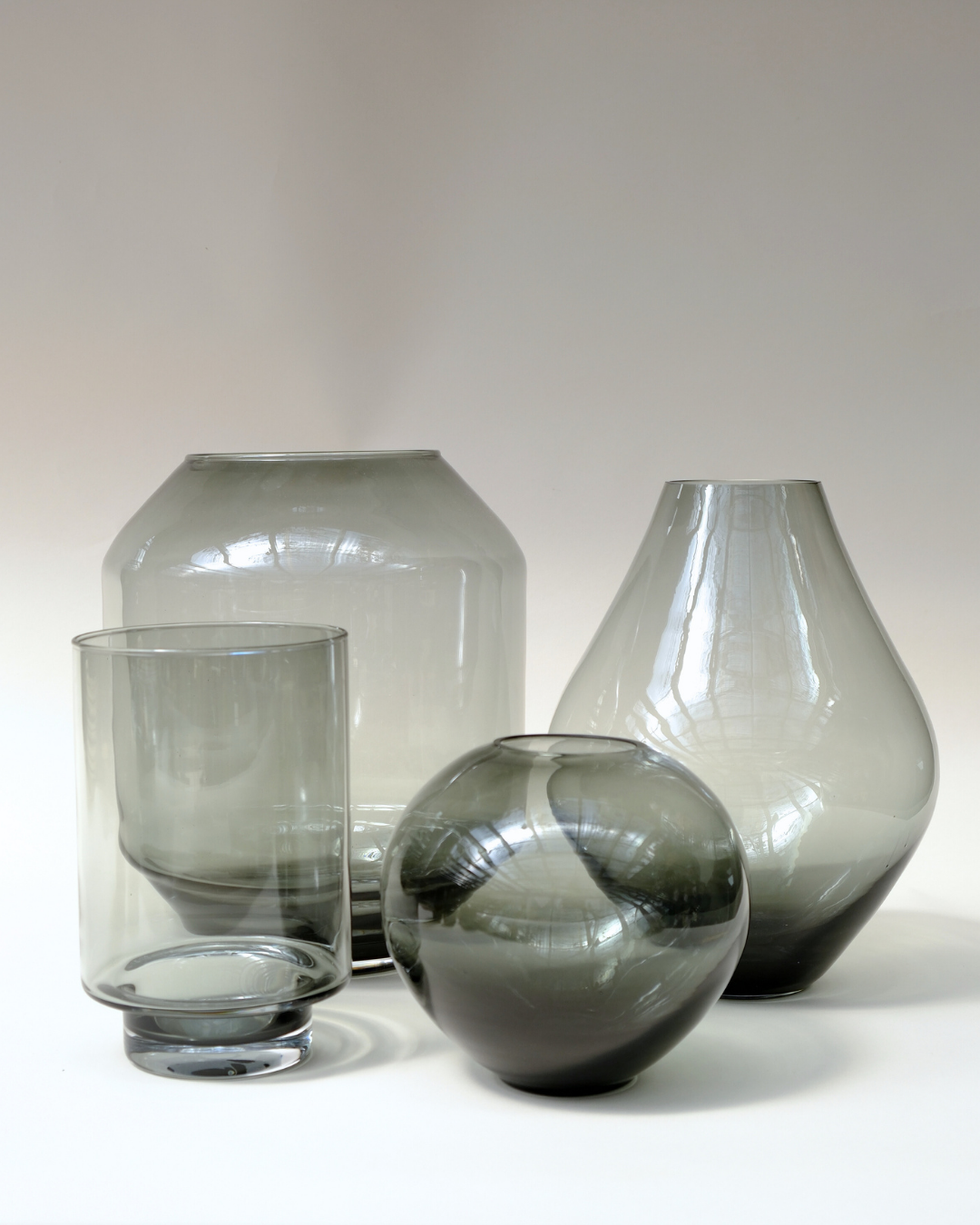 VIDRIO | Florero base y cuello cónico Gris