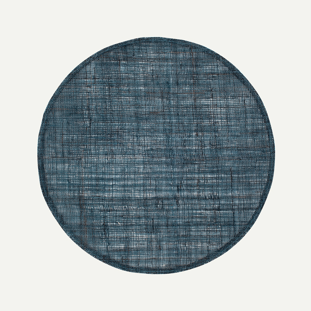 Individual redondo de lino color azul oscuro de 38 cm, ideal para mesas elegantes y minimalistas.
