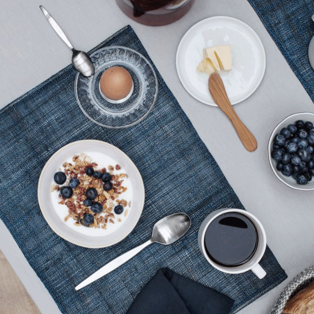 Individual de lino en color azul oscuro, perfecto para una decoración de mesa elegante y sofisticada.