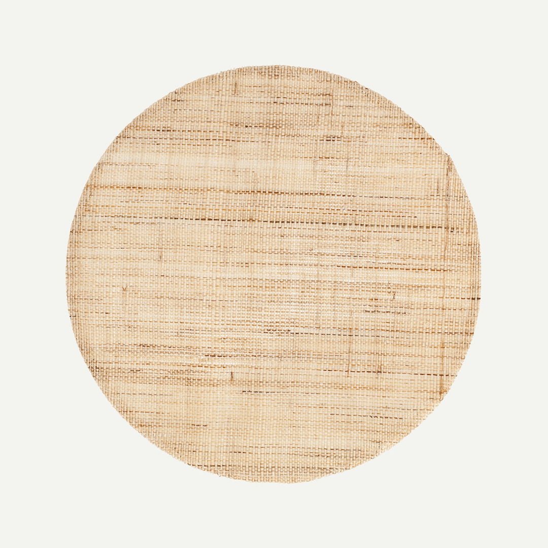Individual redondo de lino color natural de 38 cm, ideal para mesas elegantes y minimalistas.