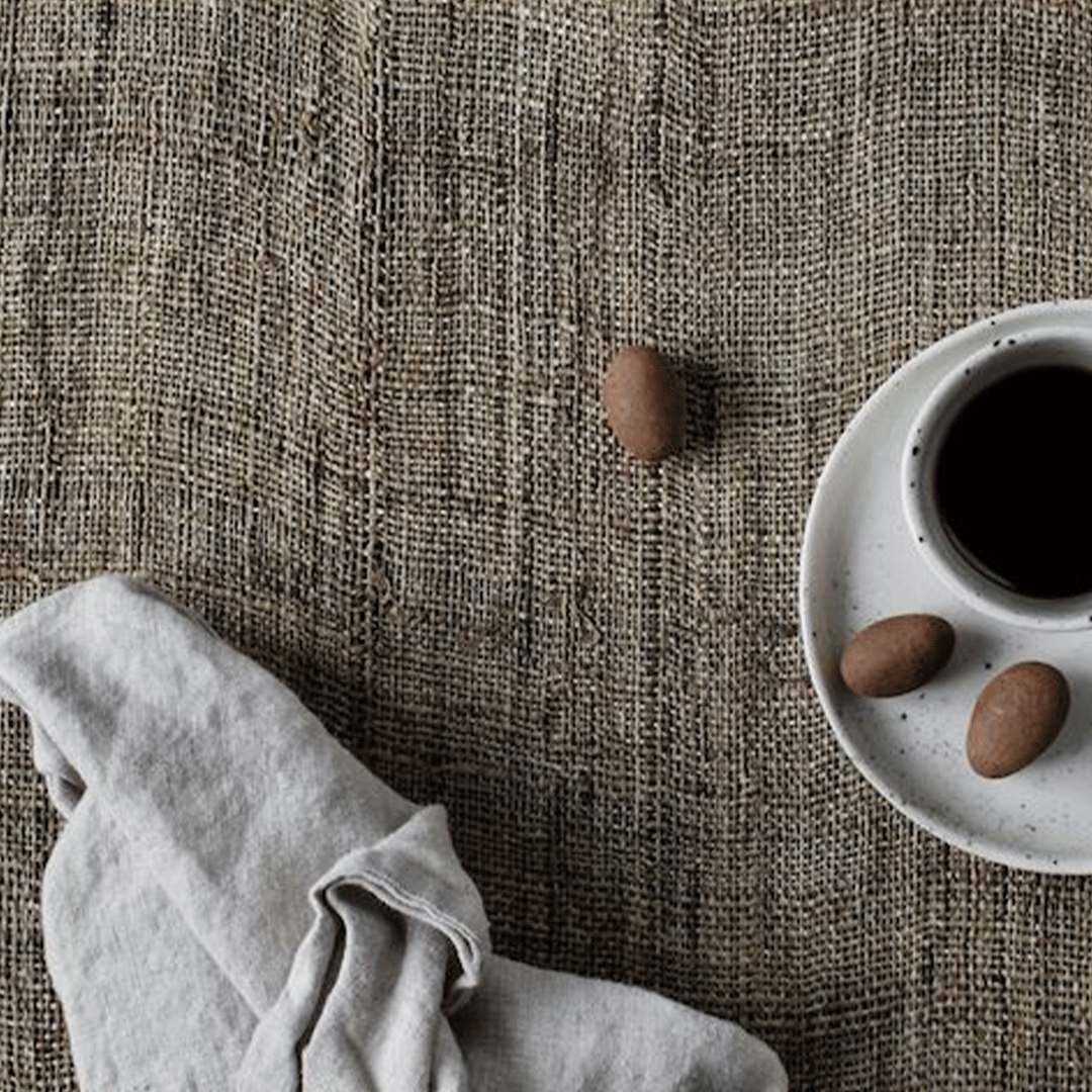 Individual de lino en color natural, perfecto para mesas de estilo minimalista y moderno.