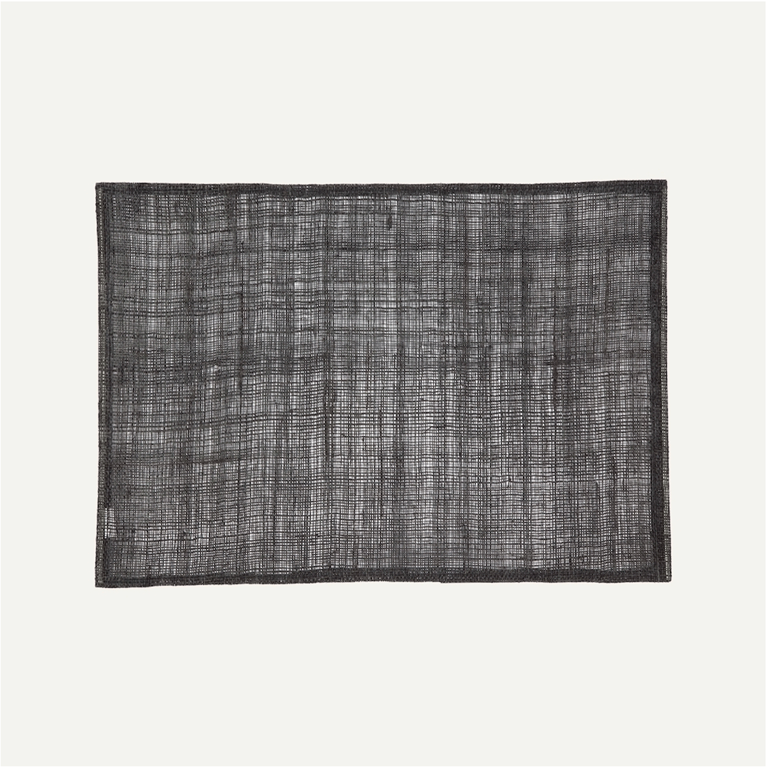 Individual de lino color negro de 32x45 cm, ideal para una decoración minimalista y moderna.