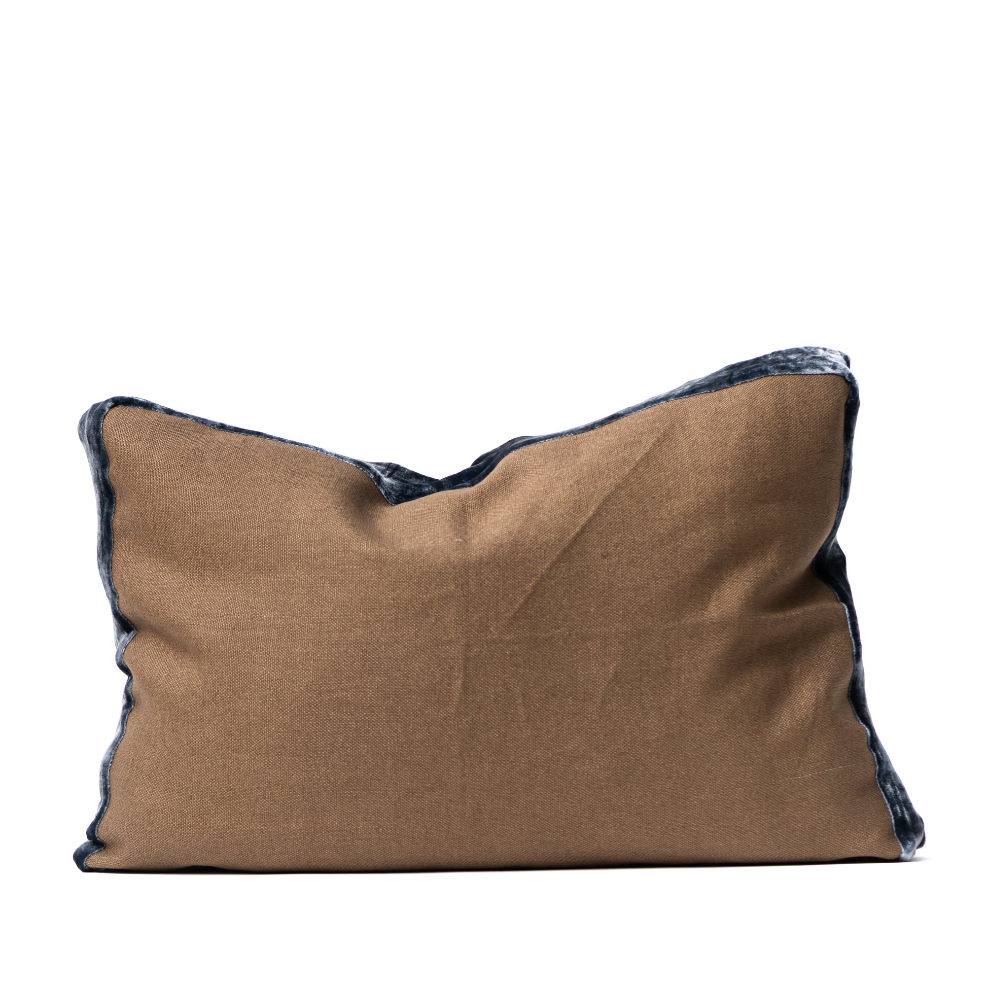 COJIN LINO TAUPE CON FAJA TERCIOPELO AZUL / 60 X 40 CM