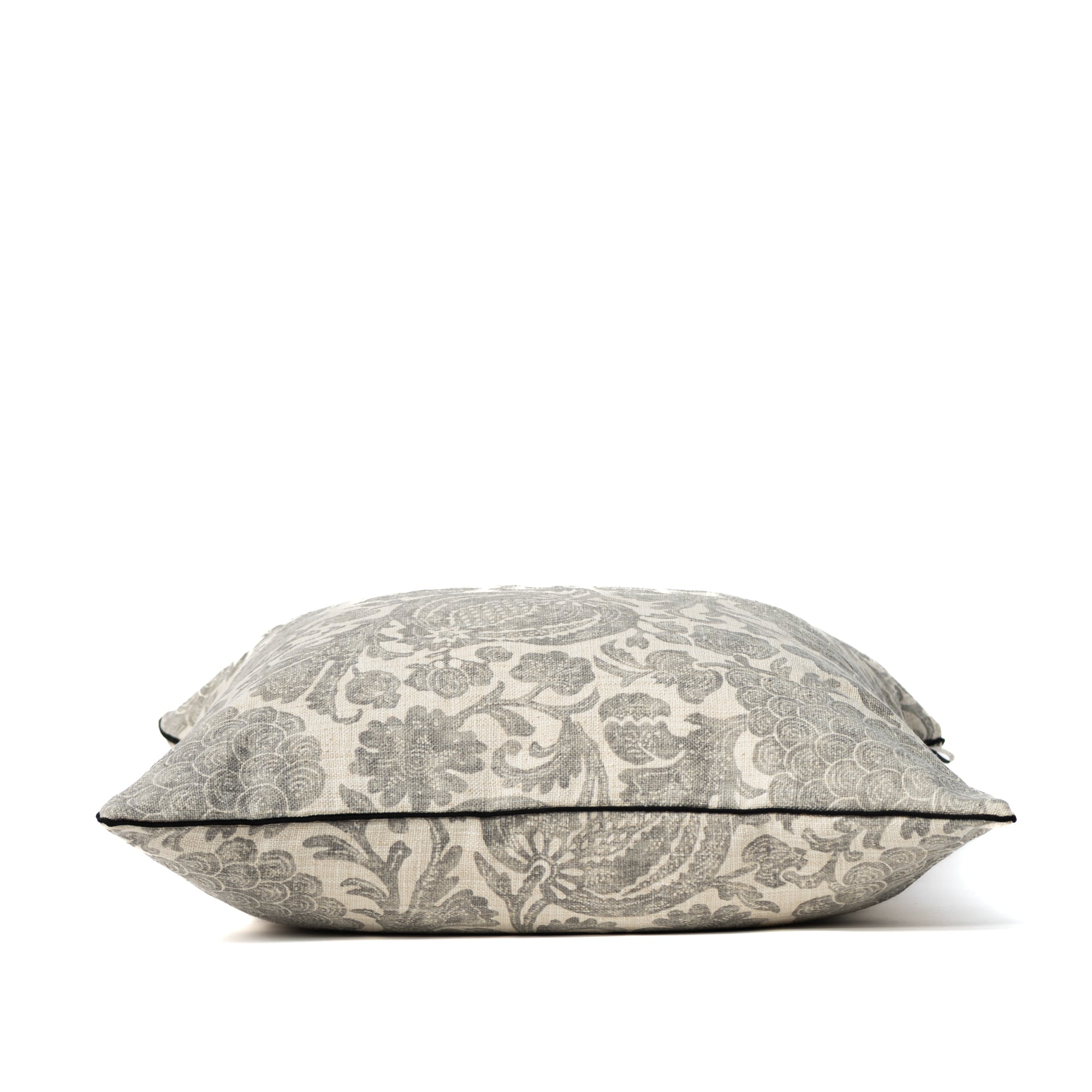 COJIN LINO CREMA CON VIÑEDO GRIS VIVO NEGRO / 60 X 60 CM