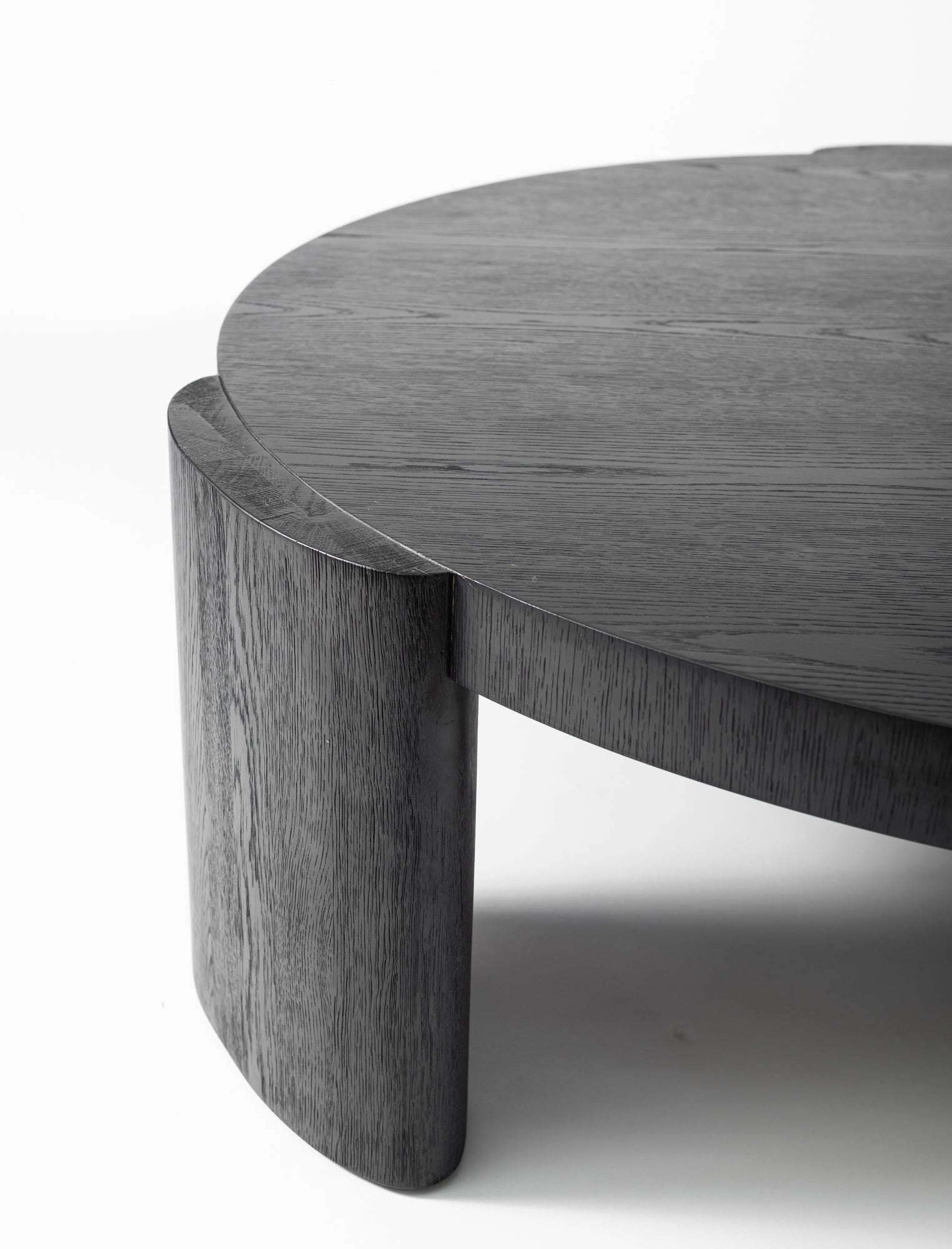 MESA DE CENTRO | Mesa de centro de Roble con acabado Negro 122D X 38H CM