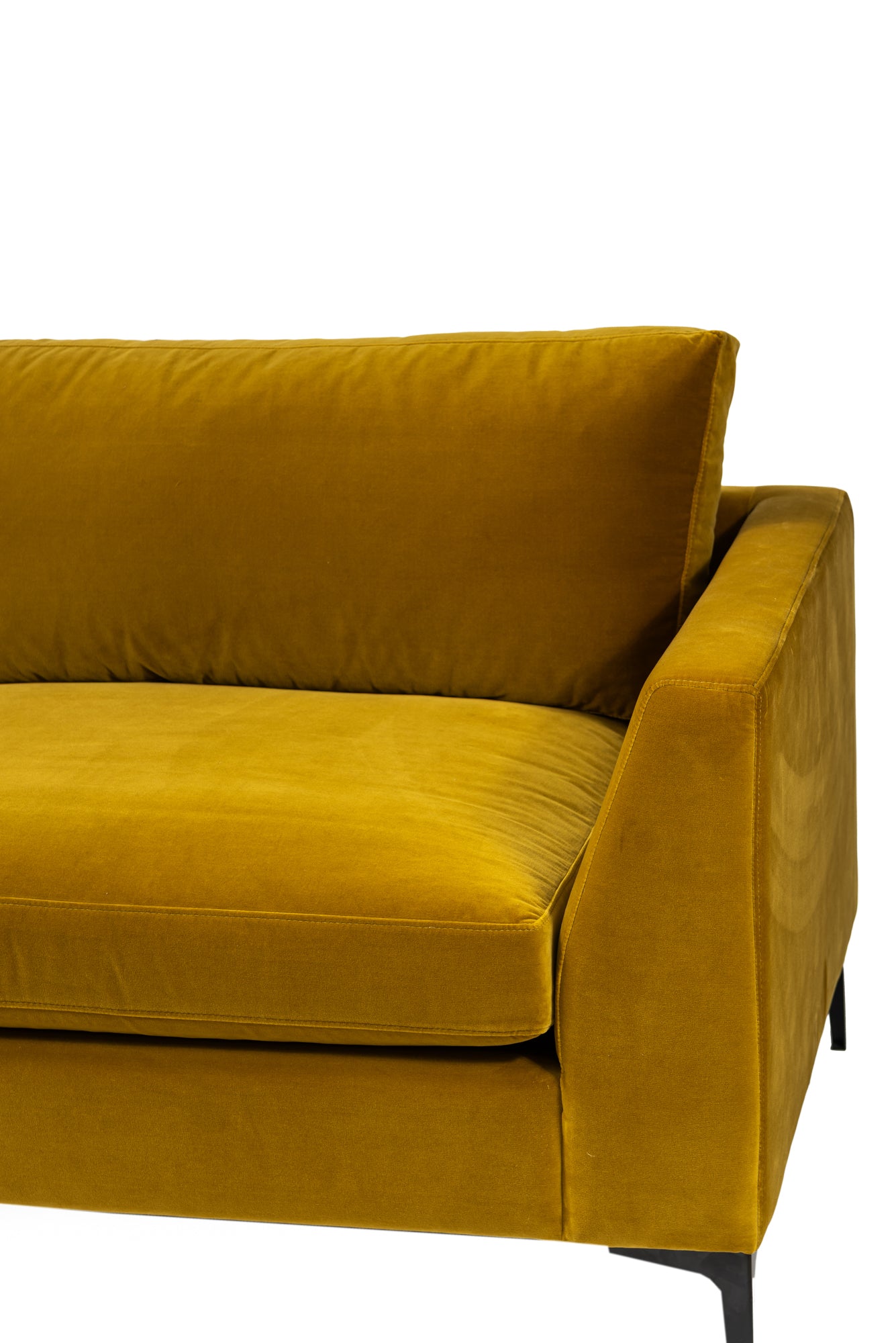 SOFÁ | MARK 243 CM TAPIZADO EN TERCIOPELO OCRE