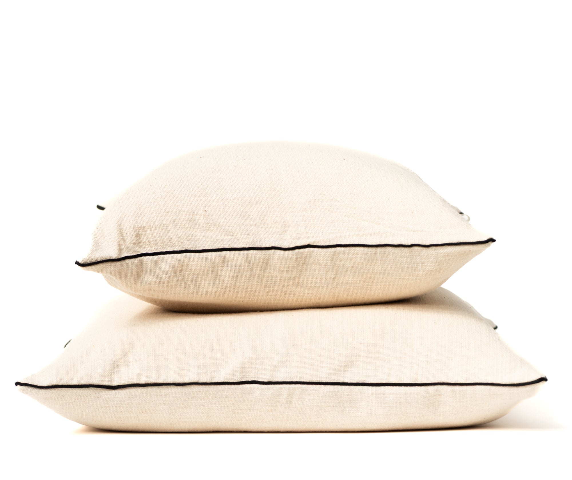 COJÍN LINO CREMA VIVO NEGRO / 60 X 60 CM