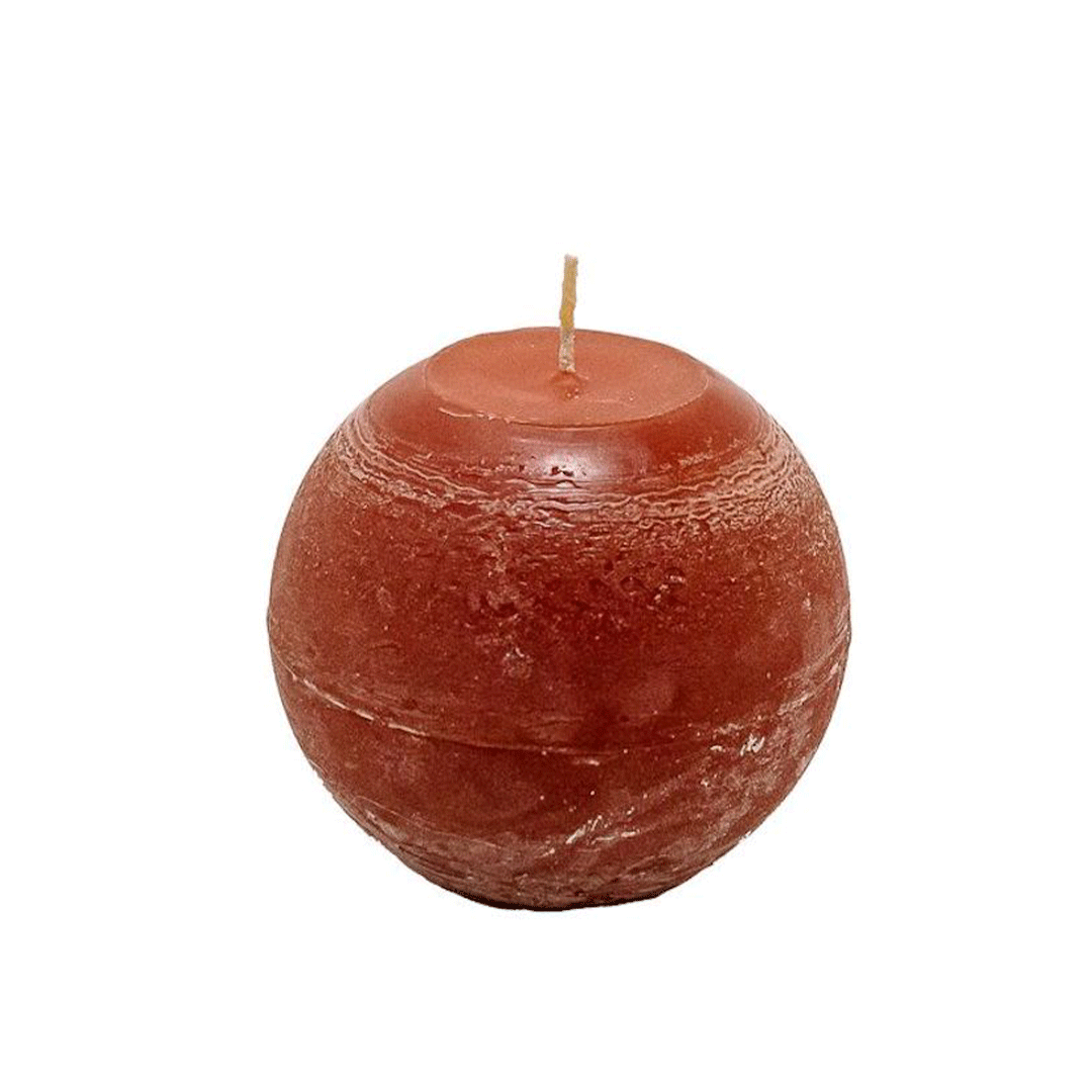 Vela rústica en forma de bola color Cognac de 12 cm de diámetro, con una duración de 110 horas.