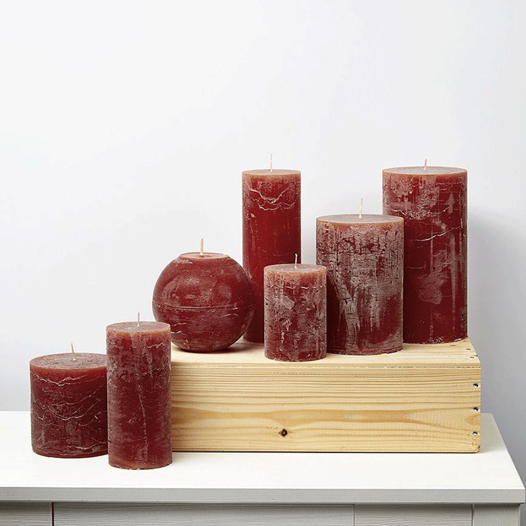 Vela rústica color Cognac decorando un ambiente cálido y acogedor.