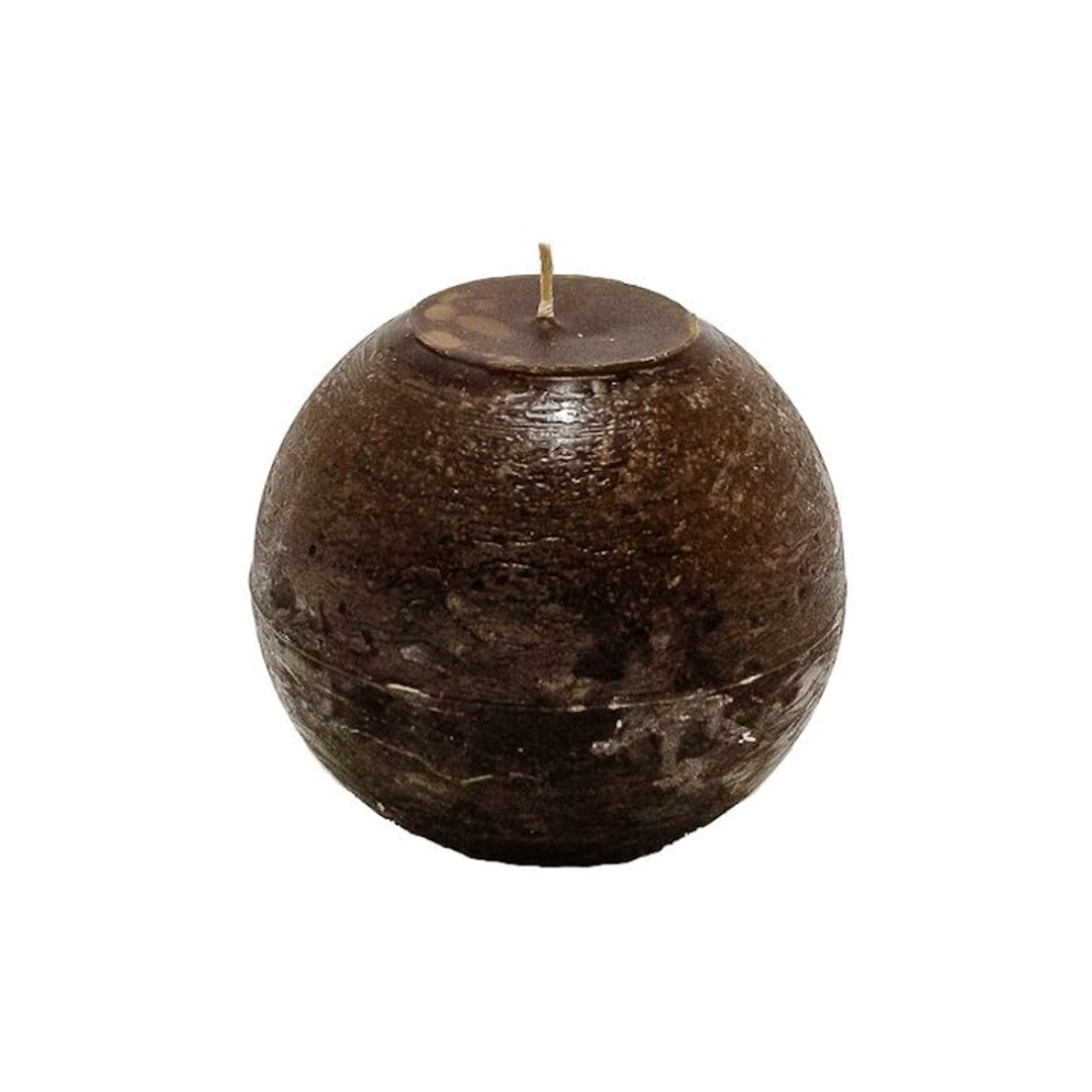 Vela rústica en forma de bola color Mocca de 12 cm de diámetro, con una duración de 110 horas.