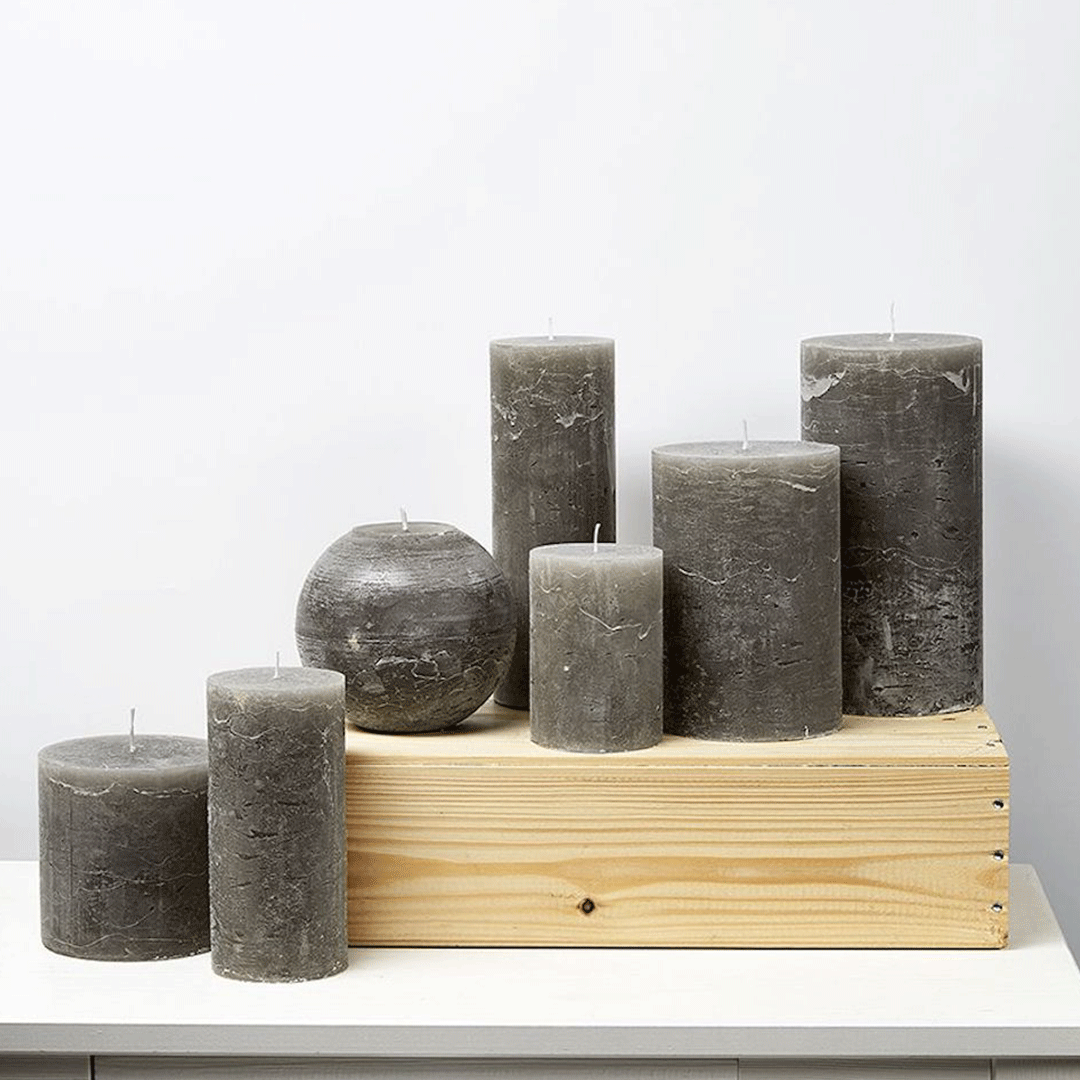 Vela rústica color Morene decorando un espacio con estilo rústico.