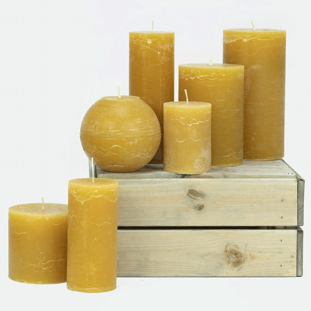 Vela rústica color Natur decorando un ambiente cálido y acogedor.