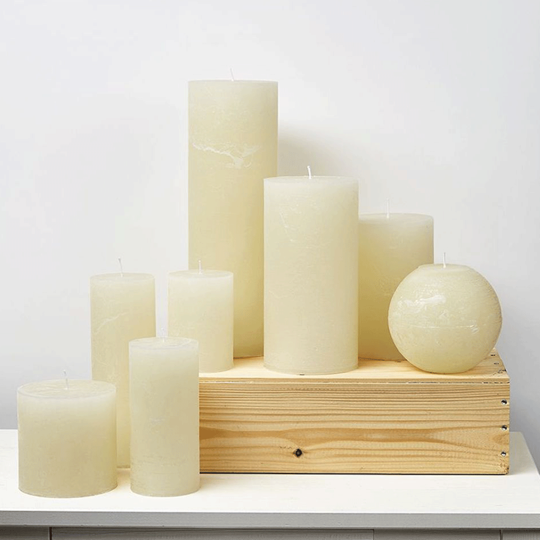 Vela rústica en color Off White utilizada para decoración de interiores.
