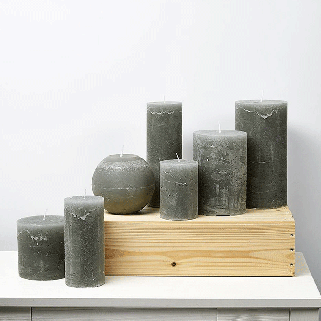 Vela rústica color Steel Grey utilizada en un evento elegante.