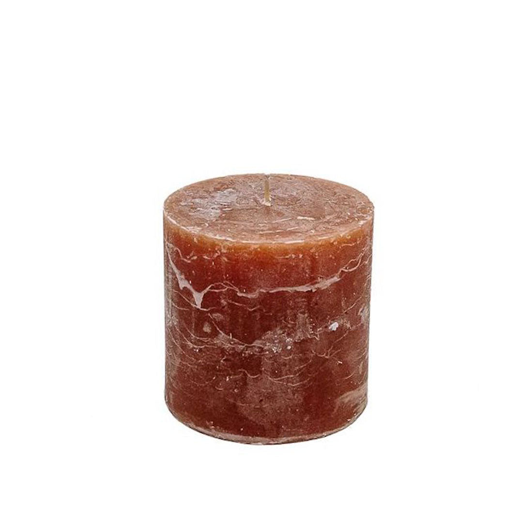 Vela cilíndrica color Cognac de 10 cm de diámetro x 10 cm de altura, con duración de 70 horas.