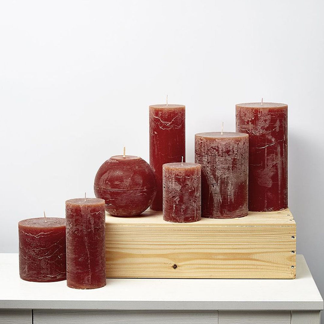 Variedad de tamaños de velas cilíndricas color Cognac, perfectas para decorar cualquier espacio.