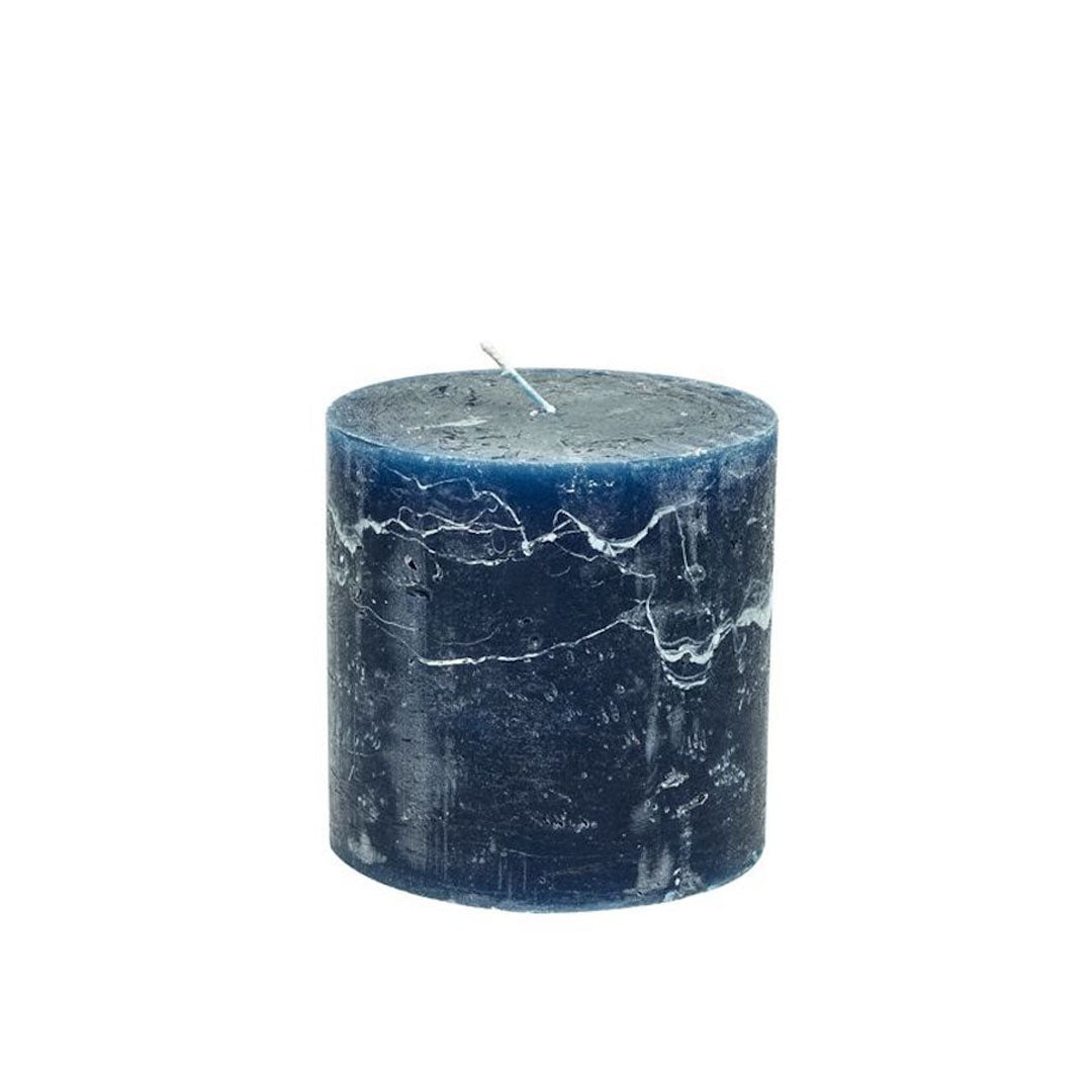 Vela cilíndrica color Dark Blue de 10 cm de diámetro x 10 cm de altura, con duración de 70 horas.