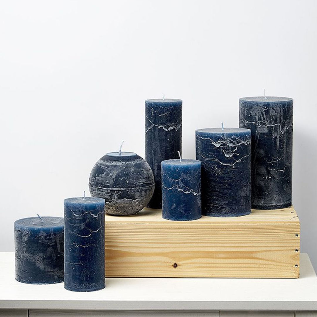 Velas cilíndricas color Dark Blue en diferentes tamaños, ideales para la decoración del hogar.