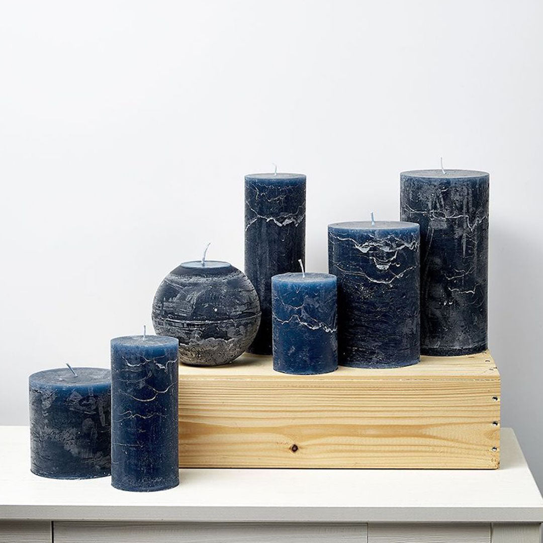 Velas cilíndricas color Dark Grey en diferentes tamaños, perfectas para la decoración del hogar.