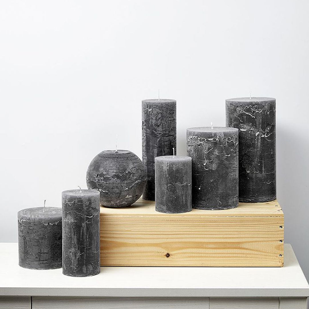 Variedad de velas cilíndricas color Dark Grey en varios tamaños, para una decoración elegante.