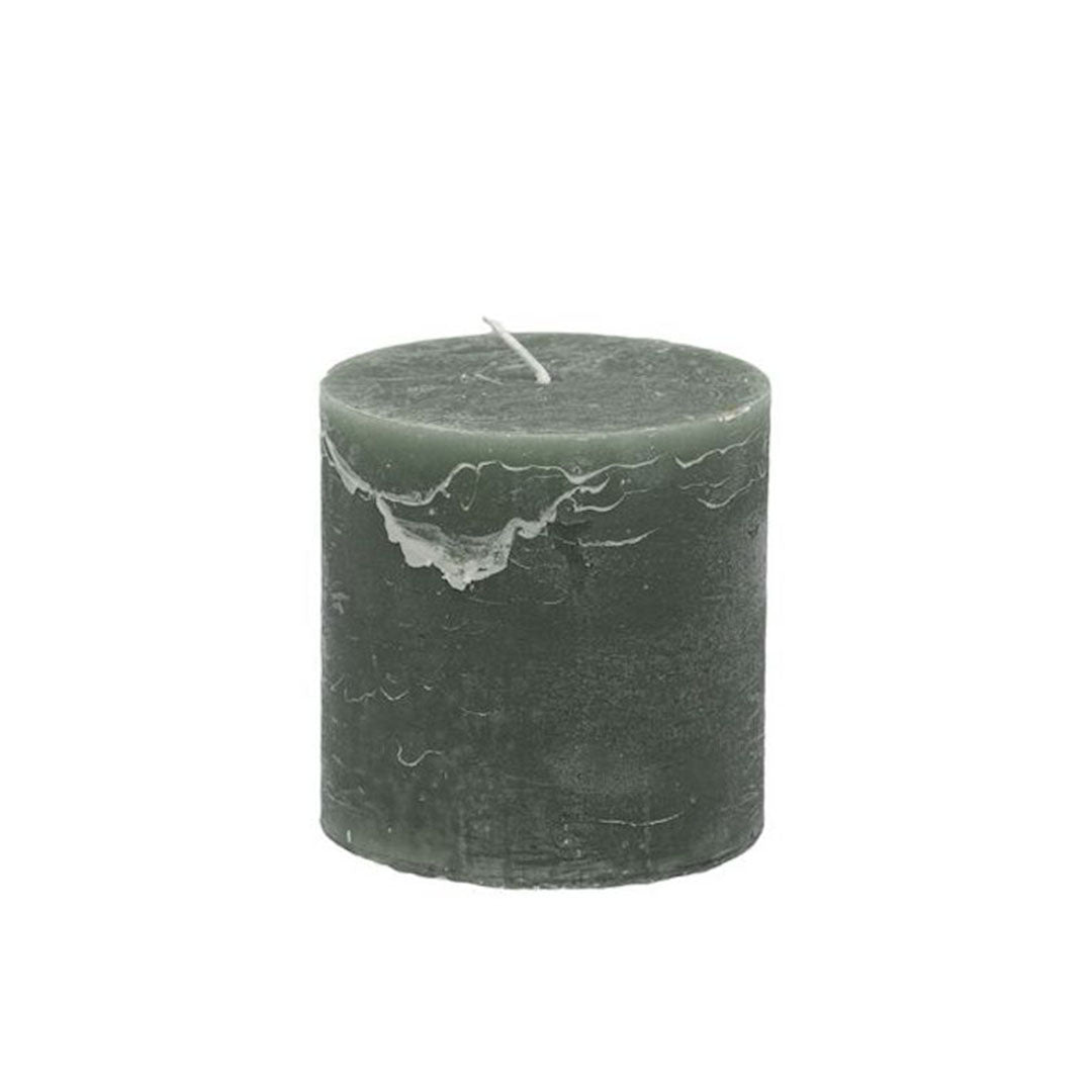 Vela cilíndrica color Hunter Green de 10 cm de diámetro x 10 cm de altura, con duración de 70 horas.