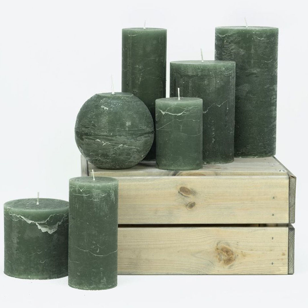 Velas cilíndricas color Hunter Green en varios tamaños, ideales para la decoración del hogar.