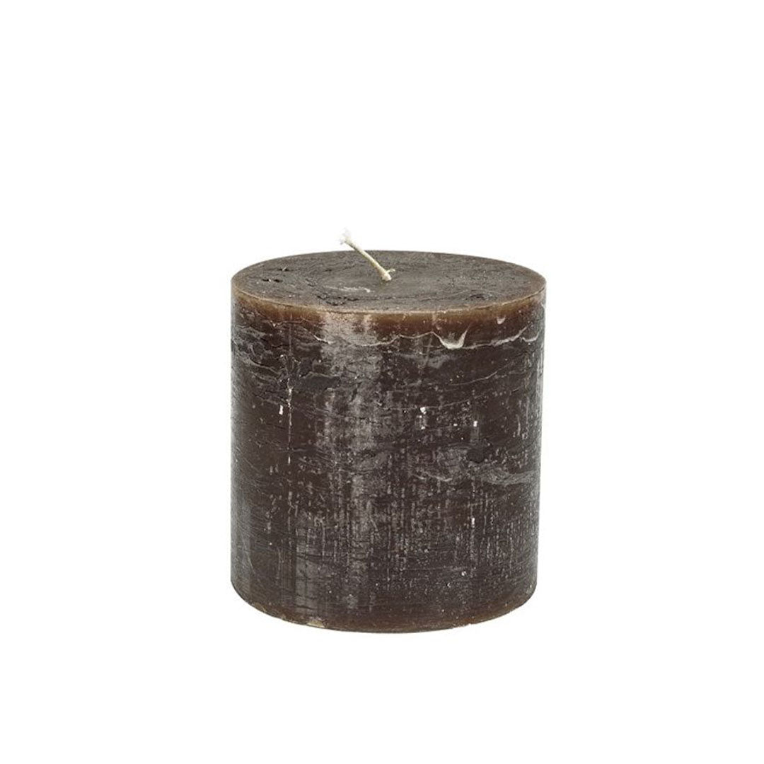 Vela cilíndrica color Mocca de 10 cm de diámetro x 10 cm de altura, con una duración de 70 horas.