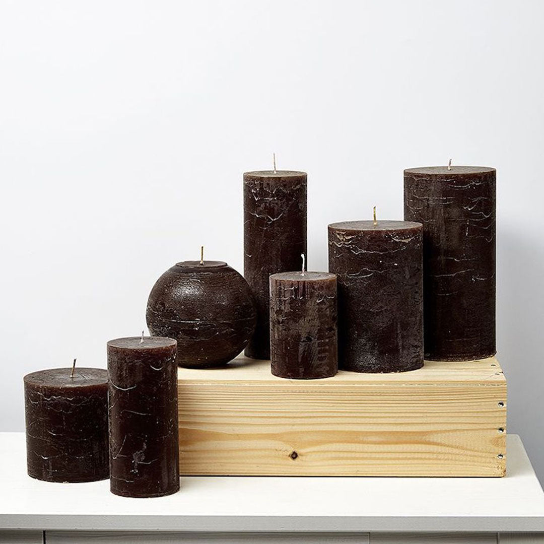 Variedad de tamaños de velas cilíndricas color Mocca, perfectas para la decoración del hogar.