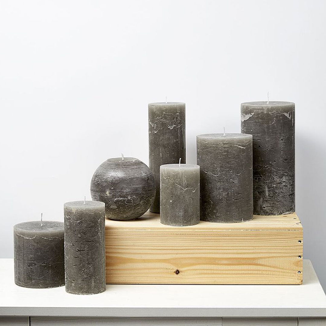 Variedad de velas cilíndricas color Moreno en varios tamaños, perfectas para eventos y decoración.