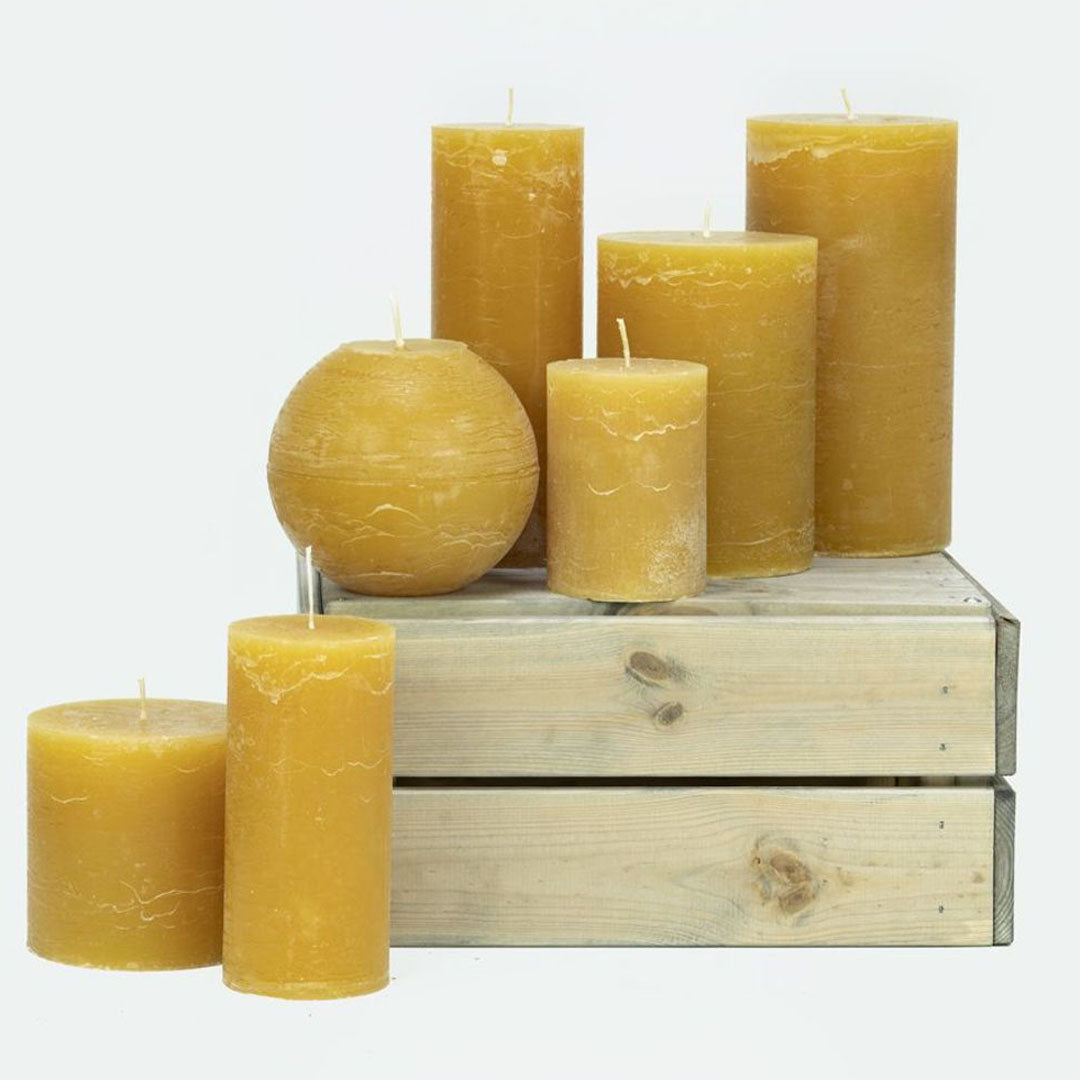 Velas cilíndricas color Natural en diferentes tamaños, ideales para la decoración del hogar y eventos.