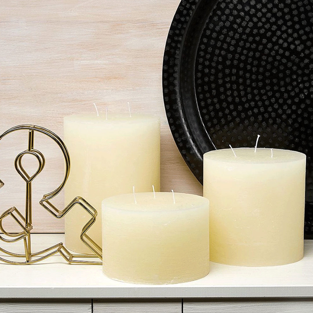 Variedad de velas cilíndricas color Off White en varios tamaños, perfectas para decorar eventos y el hogar.