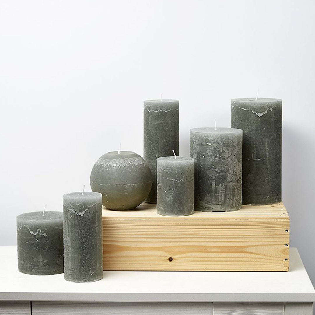 Velas cilíndricas color Steel Grey en varios tamaños, ideales para decorar cualquier espacio.
