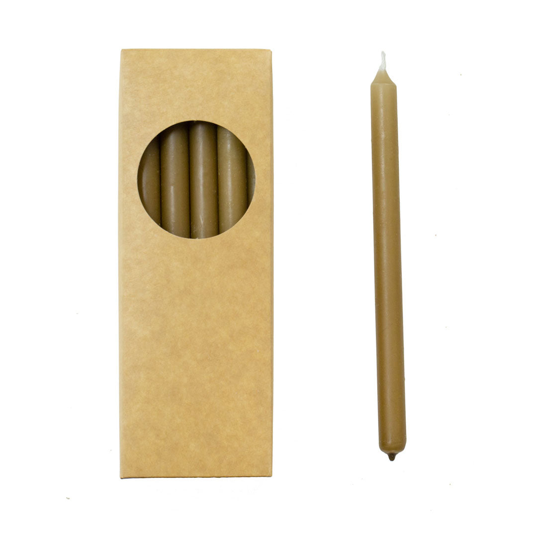 Pack de 20 velas cónicas color Camel de 1.2D x 17.5H CM, ideales para añadir un toque rústico.