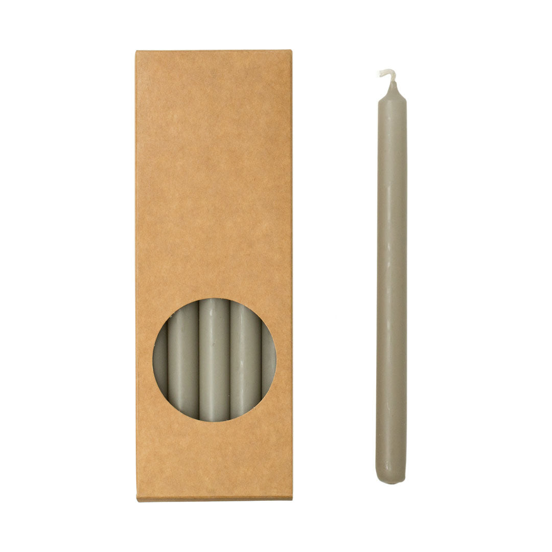 Pack de 20 velas cónicas color Linnen de 1.2D x 17.5H CM, ideales para candelabros y cenas elegantes.