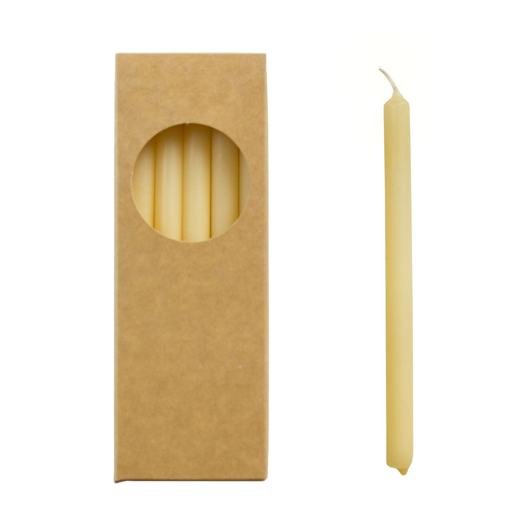 Pack de 20 velas cónicas color Pale Banana de 1.2D x 17.5H CM, ideales para decoraciones suaves y cálidas.