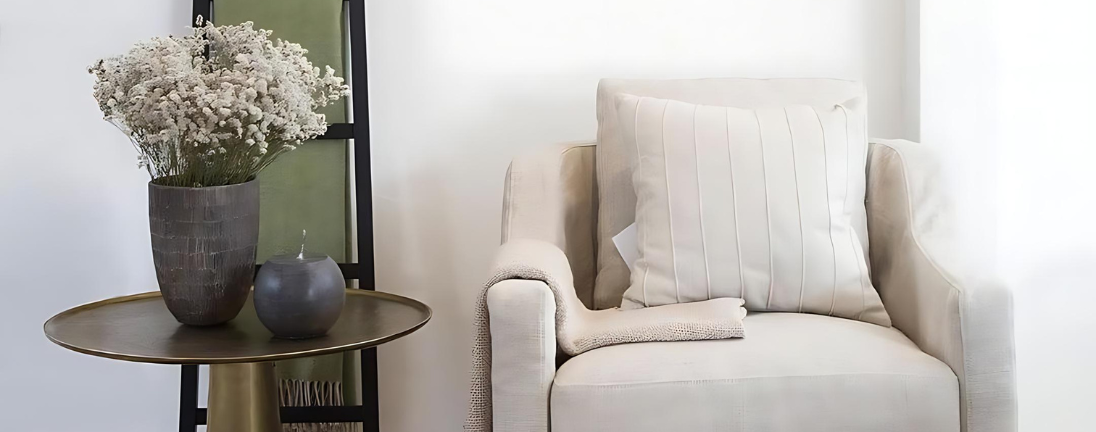 Sillón blanco junto a florero